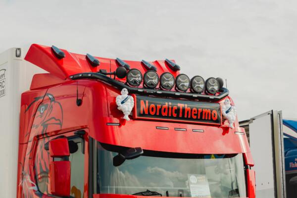 Kuvassa Lisävaloteline katolle jatkoilla (20H) Scania NG 17- Highline
