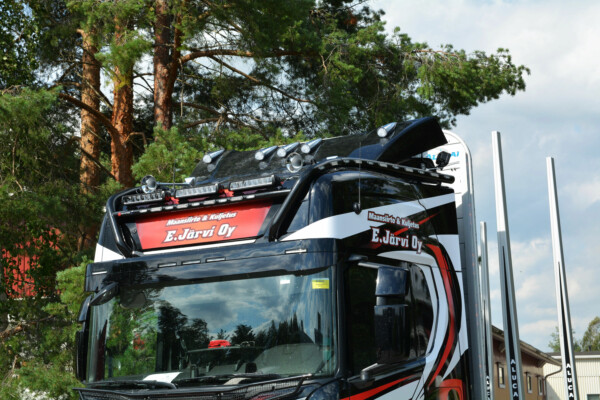 Kuvassa Lisävaloteline katolle sivujatkoilla (20HS12) Scania NG