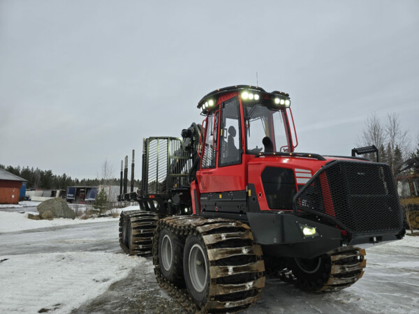 Kuvassa Valoteline katolle Komatsu 825-895 ajokone