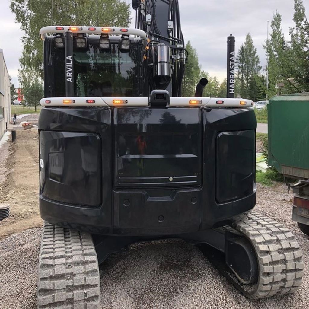 Lisävaloteline taakse / peräpuntin päälle Kobelco SK75SR-3 (2013-2019)