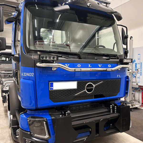 Kuvassa Auravaloteline Volvo FL 2024-