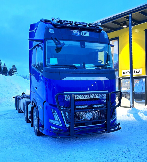 Kuvassa Karjapuskuri Freeway Volvo FH AERO 2024-