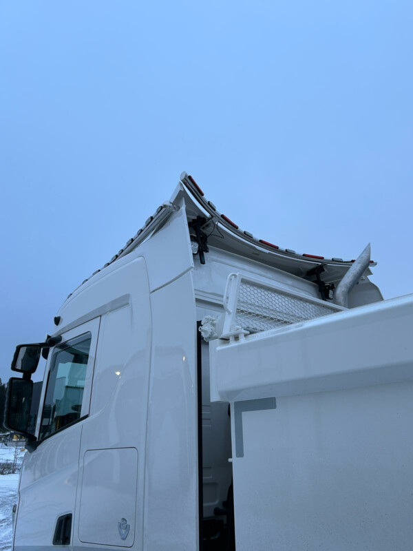 Kuvassa Koristeputki ylätuuliohjaimeen Scania NextGen 2017- (K5S45)