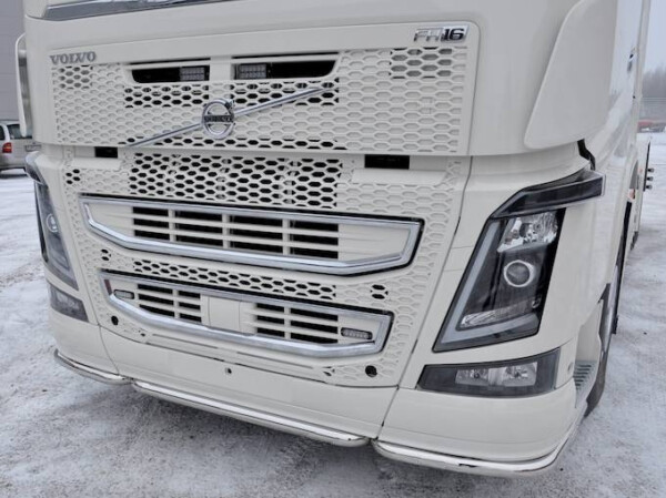 Kuvassa Etuhelmaputki 3-osainen Volvo FM/FH4