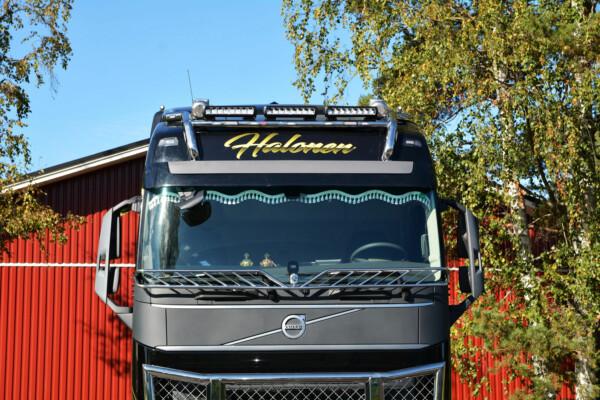 Kuvassa Lisävaloteline katolle jatkoilla Volvo FH4, Globe