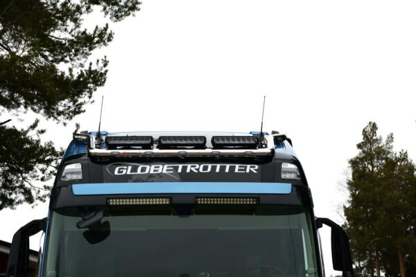 Kuvassa Lisävaloteline katolle jatkoilla Volvo FH4 Globetrotter XL