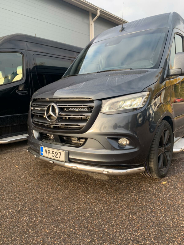 Kuvassa Etupuskurin suojarauta MB Sprinter 2018-
