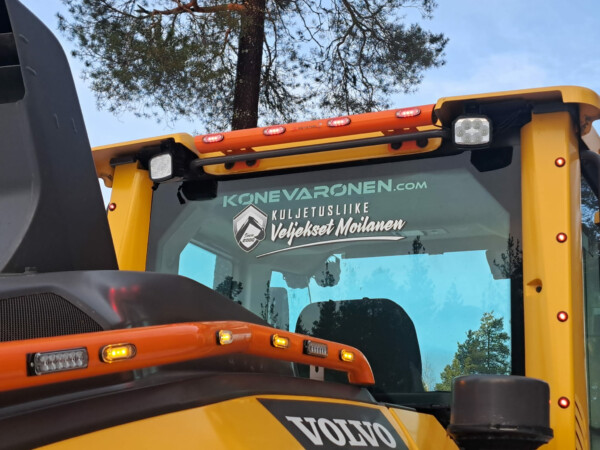 Kuvassa Koristeputki hytin taakse Volvo L60H-L350H