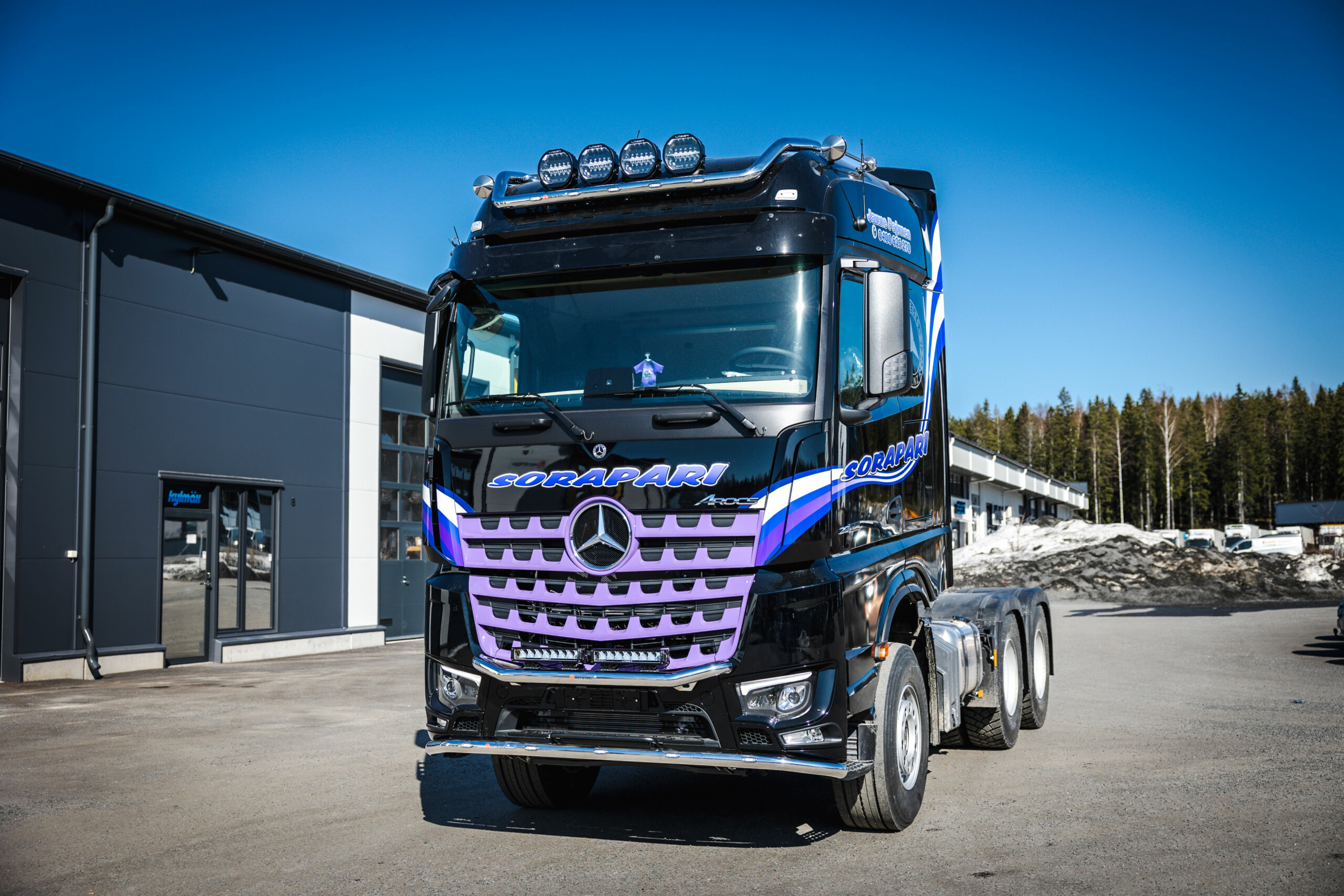 Kuvassa Lisävaloteline Katolle MB Actros BigSpace 2,5m