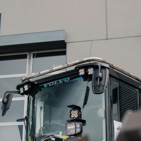 Valoraudat pyöräkuormaajan katolle