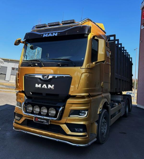 Kuvassa Etuhelmaputki MAN TGX 2021-