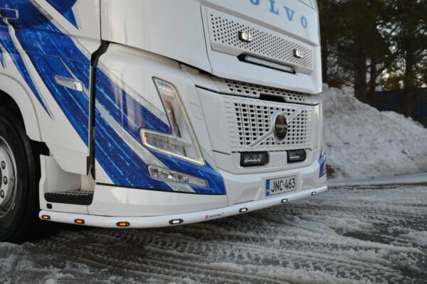 Kuvassa Etuhelmaputki Volvo FH4 AERO