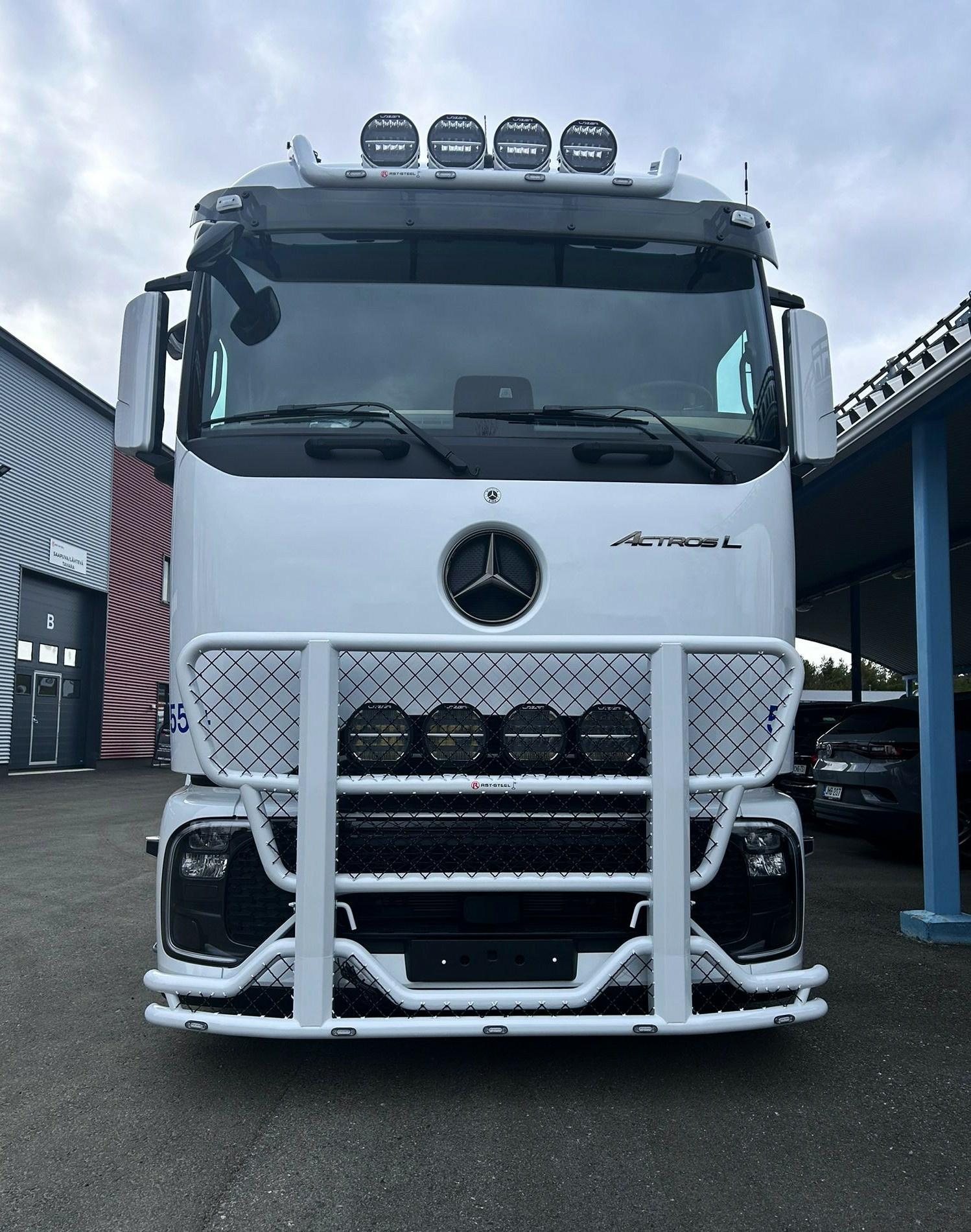 Kuvassa Karjapuskuri Freeway MB Actros L Procabin
