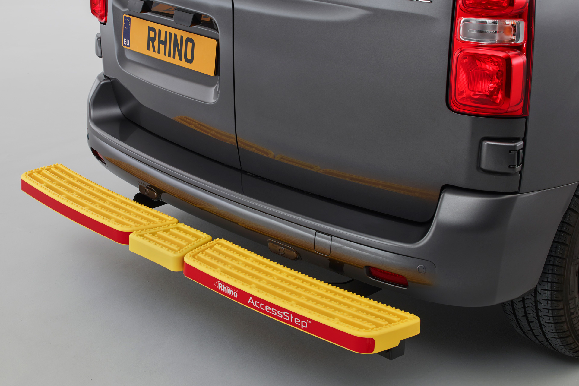 Kuvassa AccessStep takaoven astinlauta Kolmiosainen Volkswagen Transporter T6 2015-2024