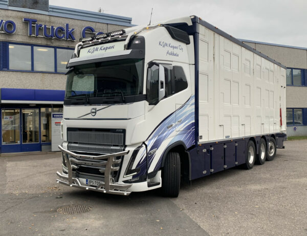 Lisävaloteline katolle jatkoilla Volvo FH4, Globe XL