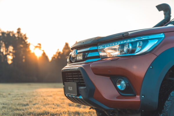 Lazer Grille Kit Toyota Hilux 2017- Triple-R 750 lisävaloilla - Image 2