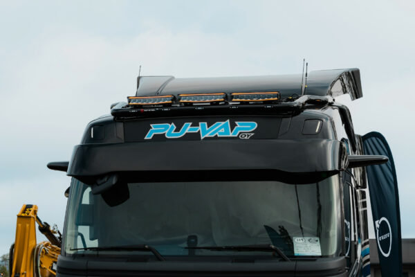 Aurinkolippa Volvo FH Aero