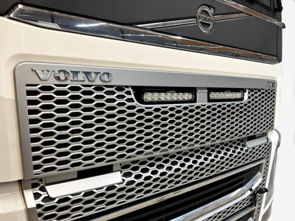 Lazer Grille Kit Volvo FH4 -ST sarjan lisävaloilla - Image 2