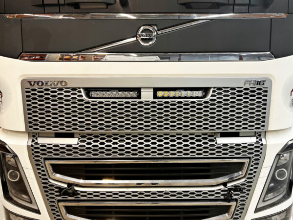Lazer Grille Kit Volvo FH4 -ST sarjan lisävaloilla