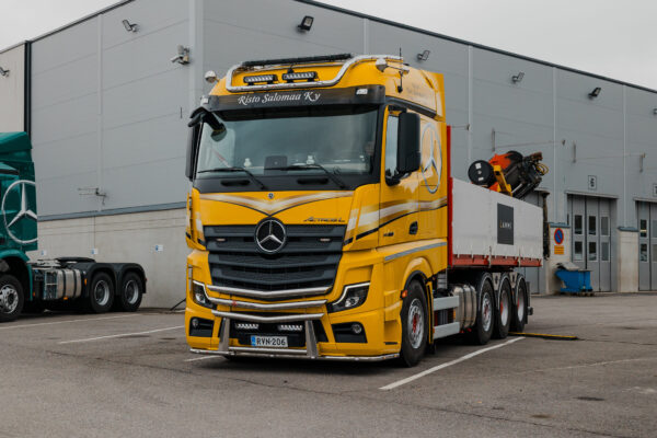 Lisävaloteline katolle sivujatkoilla MB Actros StreamSpace 2,5m