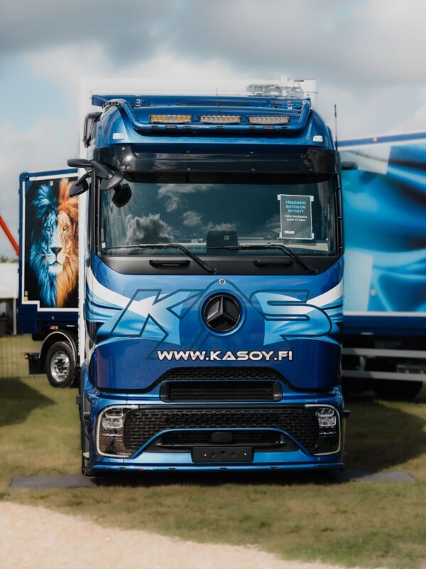 Lisävaloteline katolle sivujatkoilla MB Actros BigSpace 2,5m