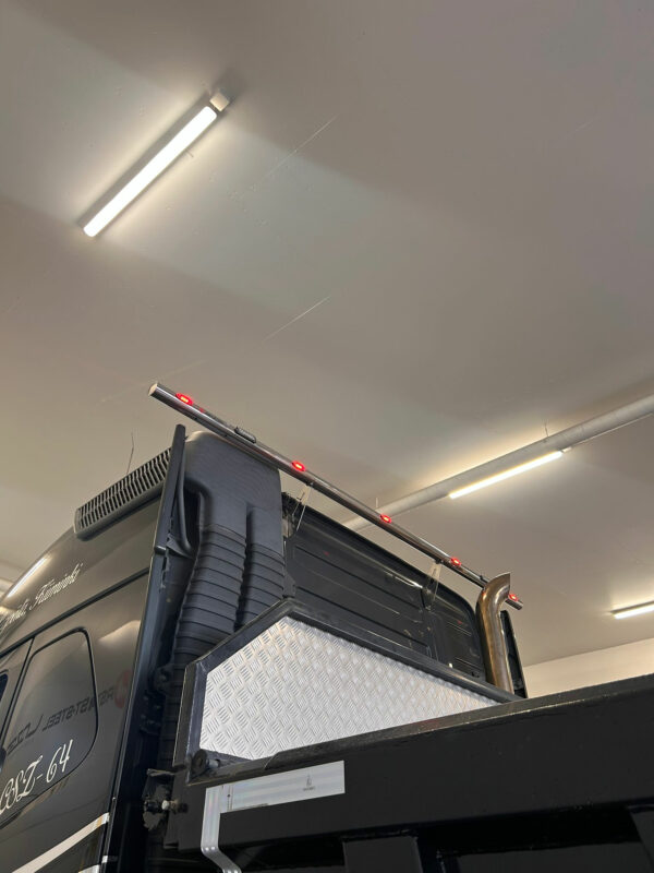 Työvaloteline takaseinään 2750mm Volvo FH4 (Normaali/Globe)
