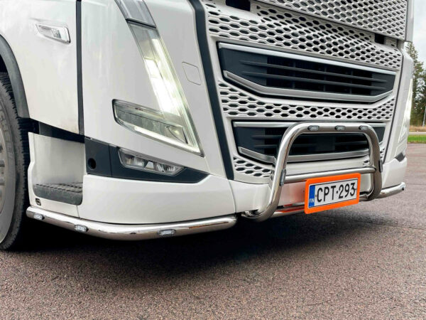 3-osainen Etuhelmaputki A-kaarella Volvo FH4 - Image 2