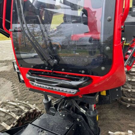 Astinlauta ohjaamon etupuolelle Komatsu harvesteri 2016-