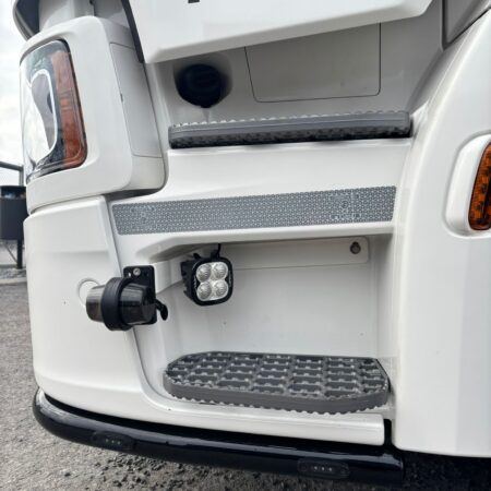 Työvalokiinnike pari askelmaan Scania Next Gen