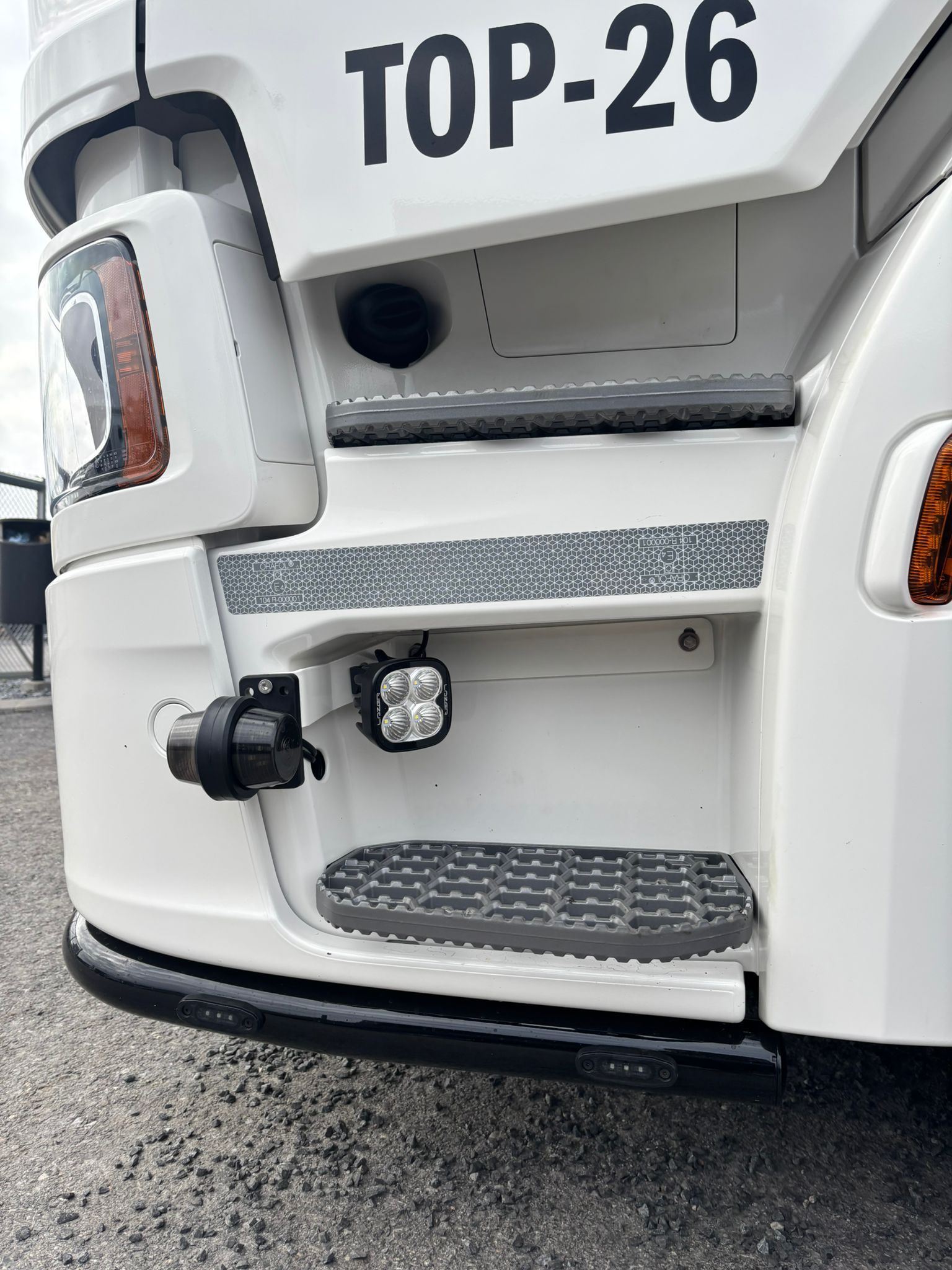 Työvalokiinnike pari askelmaan Scania Next Gen