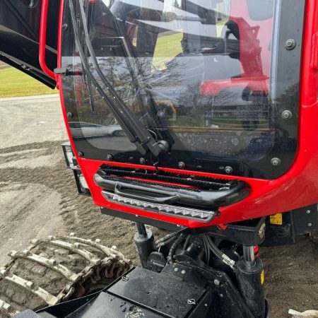 Kuvassa Astinlauta ohjaamon etupuolelle Komatsu harvesteri 2016-