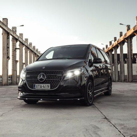 Kuvassa Kylkiputket Mercedes-Benz V-sarja 2024- (SWB / AMG)