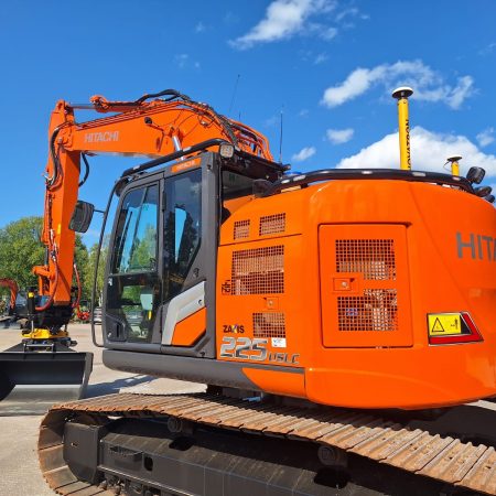 Kuvassa Valoteline taakse Hitachi ZX225USLC-6,7 srj