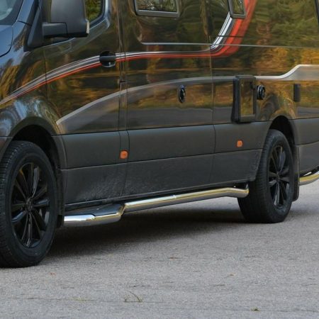 Kuvassa Kylkiputket etuovien astimilla MB Sprinter 2006- (LWB)