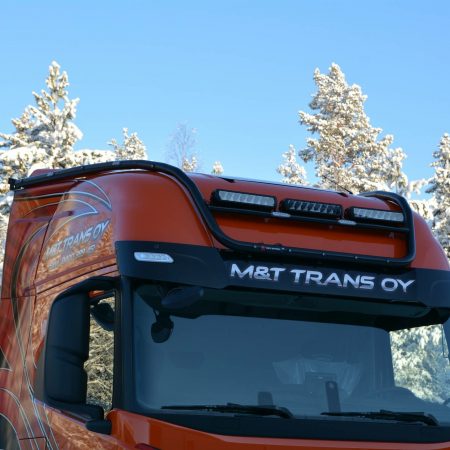 Kuvassa Lisävaloteline katolle sivujatkoilla Iveco AS S-, X-WAY korkea ohjaamo