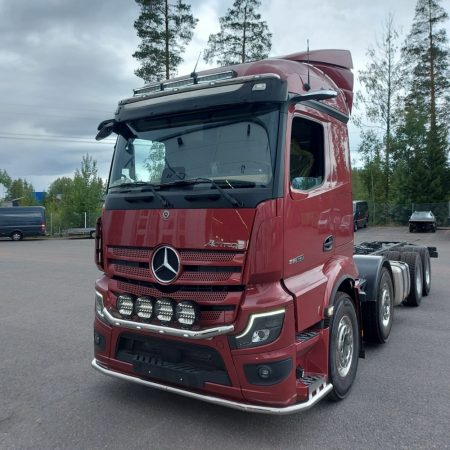 Kuvassa Etuhelmaputki MB Actros (air) 2.3m (suojaava malli)