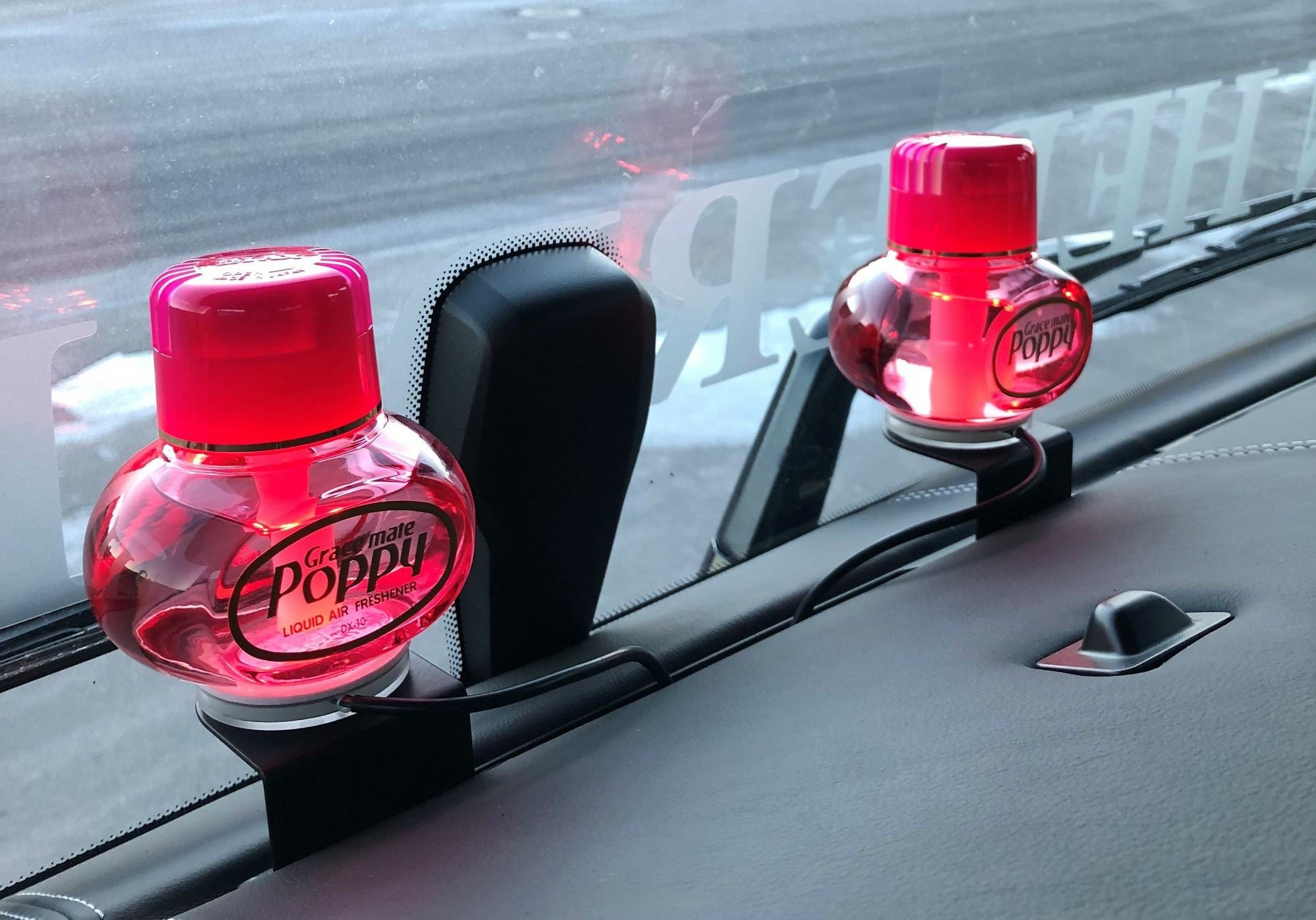 Kuvassa Poppy tuulilasipidike Volvo