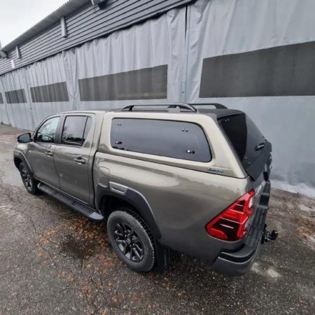 Kuvassa Aeroklas lavakate Toyota Hilux DC 2016-