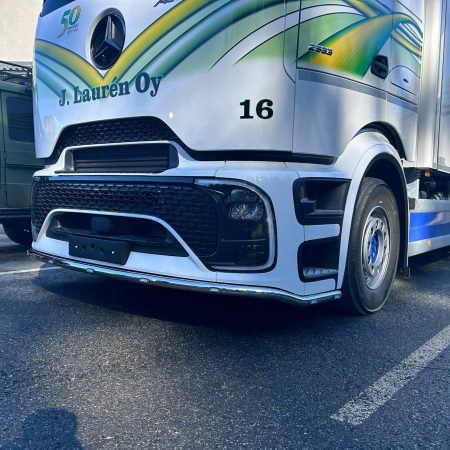 Kuvassa Etuhelmaputki MB Actros ProCabin