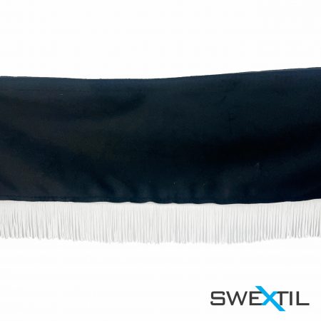 Kuvassa Verhokappa hapsuilla kuorma-auton tuulilasiin, Suora