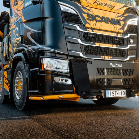 Kuvassa Etukulmaputket Lowline V17 Scania NextGen