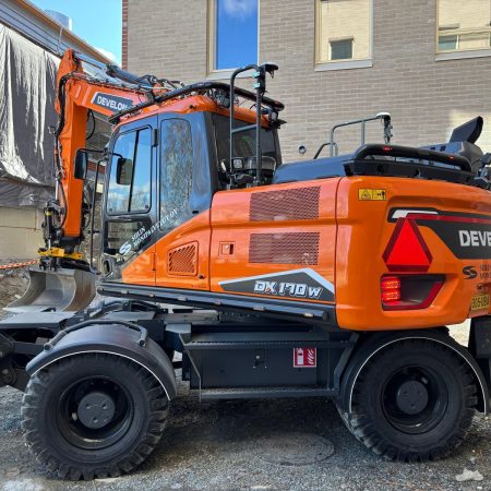 Kuvassa Valoteline taakse Doosan DX170W-7