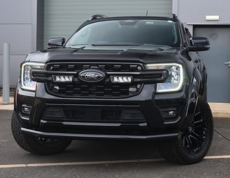 Kuvassa Lazer Grille Kit Ford Ranger Wildtrak 2023- Triple-R 750 Lisävaloilla