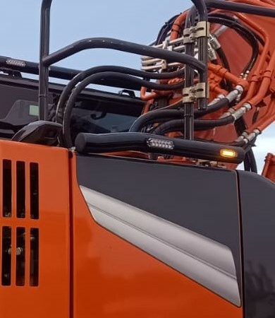 Kuvassa Valoteline (lisäputki oikea puoli) Hitachi ZX135US-7