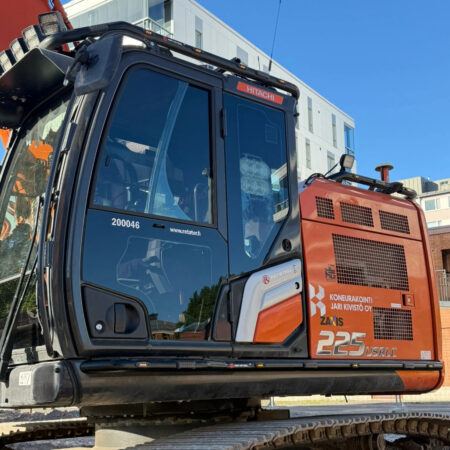 Astinlauta kuskin puolelle Hitachi ZX225USRLC 5-7 srj