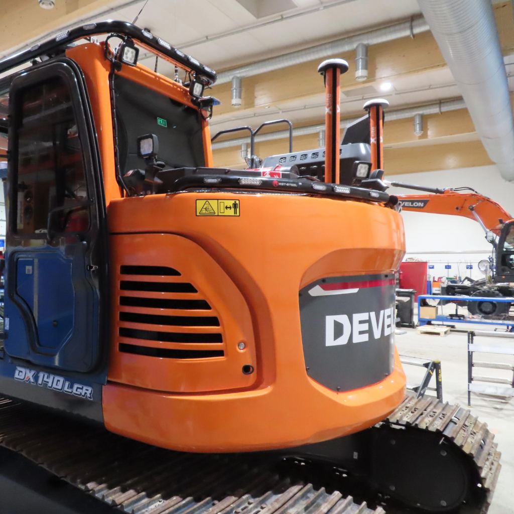Valoteline punttiin Develon DX140LCR-7 - Image 3