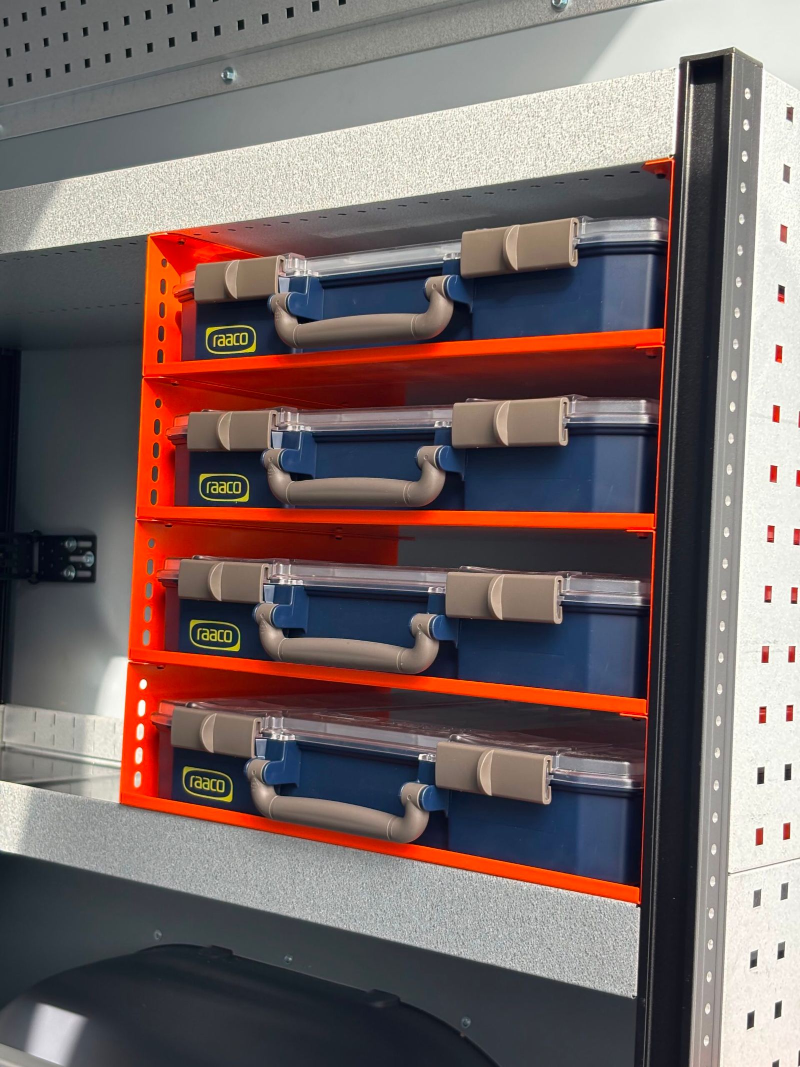 Work System pakettiauton kalusteet